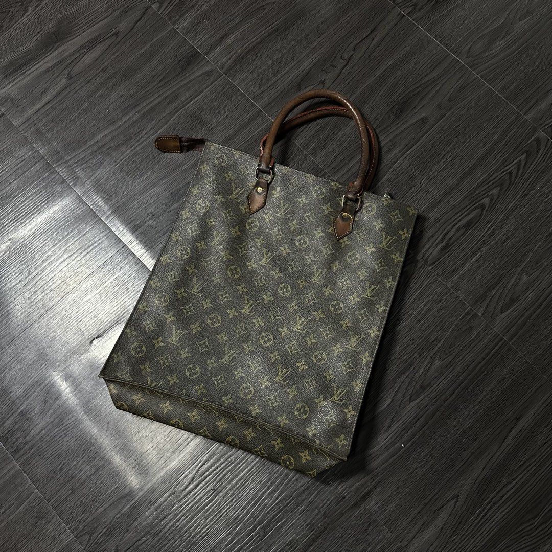 LV FOLDER BAG (Category: Briefcases) located in San Jose del Monte. Submitted by xanthrift2.0 (Listing ID 1464665525, Image 3). Description: LV FOLDER BAG color rate: 9/10 dimes: 13W x 16L ₱899.