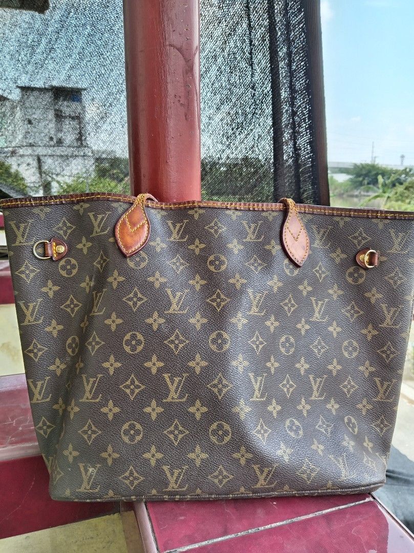 LV Neverfull (Category: Luxury Bags & Wallets) located in Malolos. Submitted by shoptokyothrift (Listing ID 1464598566, Image 1). Description: LV Neverfull As is Coded Please check photos for the issue Bought in Ibaraki Japan during Pandemic.