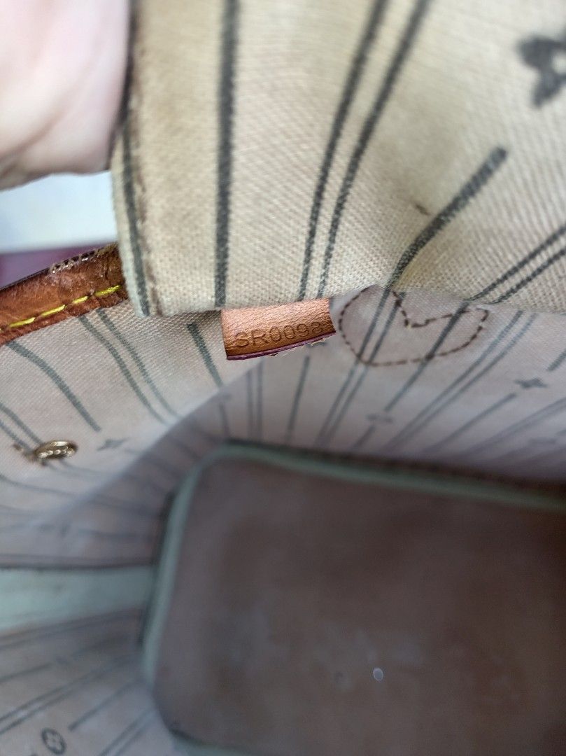 LV Neverfull (Category: Luxury Bags & Wallets) located in Malolos. Submitted by shoptokyothrift (Listing ID 1464598566, Image 3). Description: LV Neverfull As is Coded Please check photos for the issue Bought in Ibaraki Japan during Pandemic.