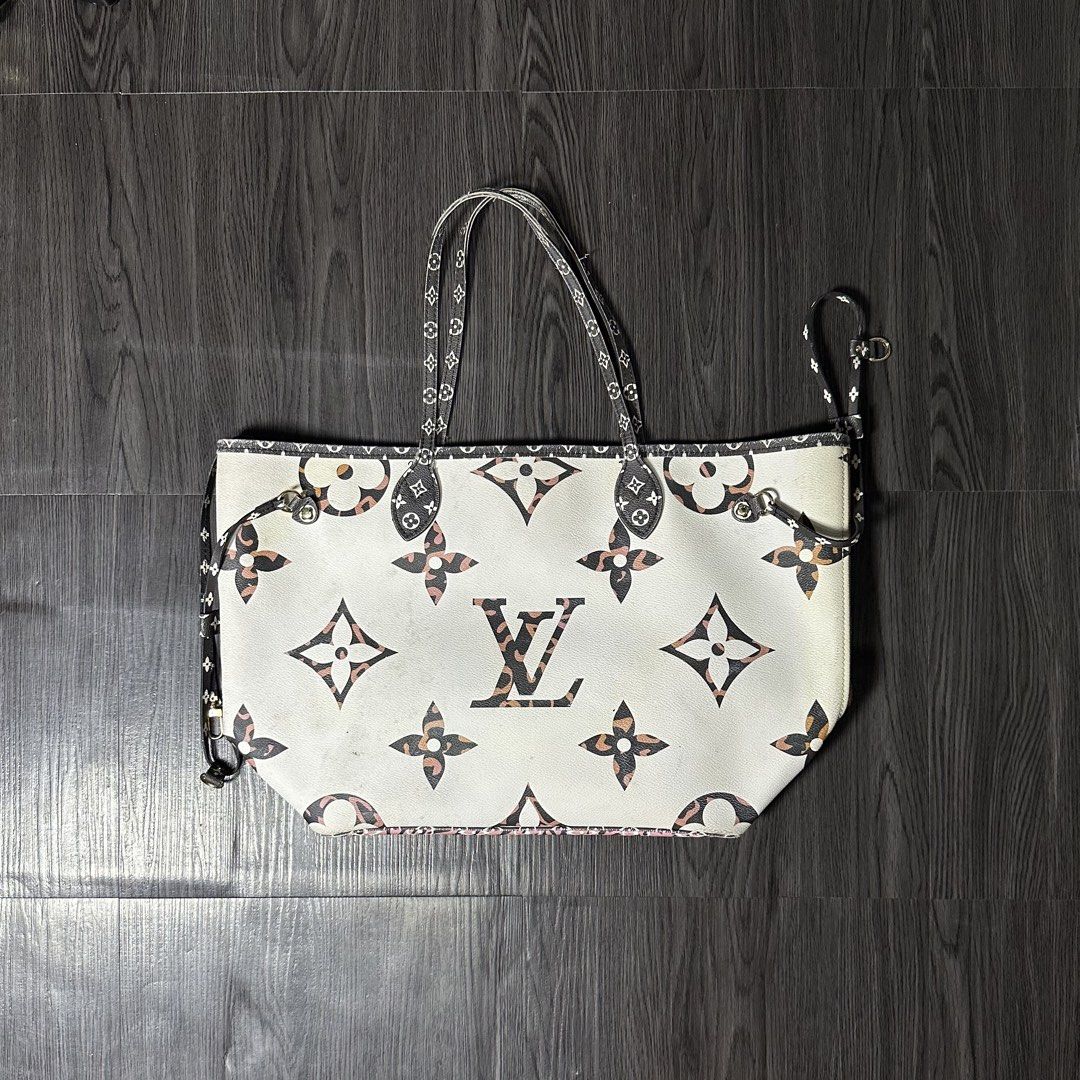 LV TIGER CAMOU SHOLDER BAG (Category: Shoulder Bags) located in San Jose del Monte. Submitted by xanthrift2.0 (Listing ID 1464665669, Image 1). Description: LV TIGER CAMOU SHOLDER BAG color rate: 9.5/10 dimes: 18.5W x 10L ₱999.