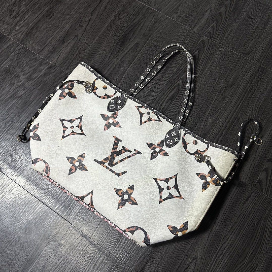 LV TIGER CAMOU SHOLDER BAG (Category: Shoulder Bags) located in San Jose del Monte. Submitted by xanthrift2.0 (Listing ID 1464665669, Image 2). Description: LV TIGER CAMOU SHOLDER BAG color rate: 9.5/10 dimes: 18.5W x 10L ₱999.