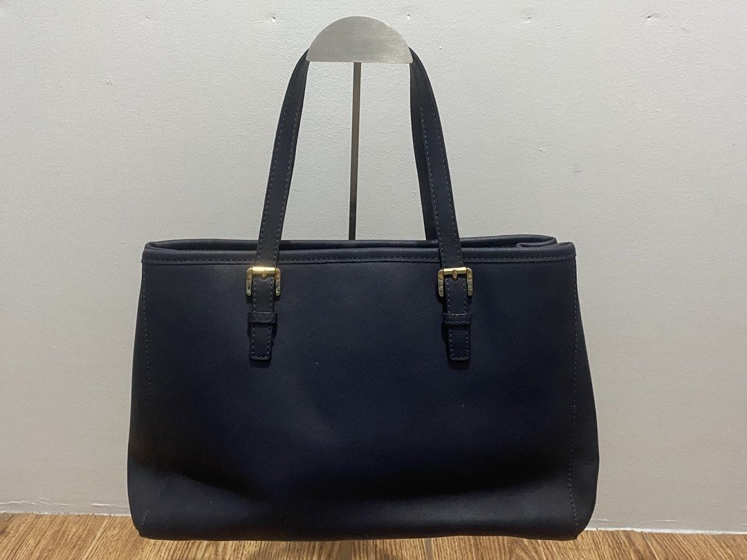 M ⁠♡⁠ K Leather Tote (Category: Tote Bags) located in Davao. Submitted by ccfinds_ph (Listing ID 1464681284, Image 2). Description: Jet Set Tote * Condition: Fair / well-loved ( has front diagonal scratch and crease) ♡ TERMS & REMINDERS ♡ -｡˚✿ Item is preloved; please manage expectations as I’m not an expert. -｡˚✿ As this is a used item with visible wear, please refrain from buying if you are overly concerned about its condition. For layaway: -｡˚