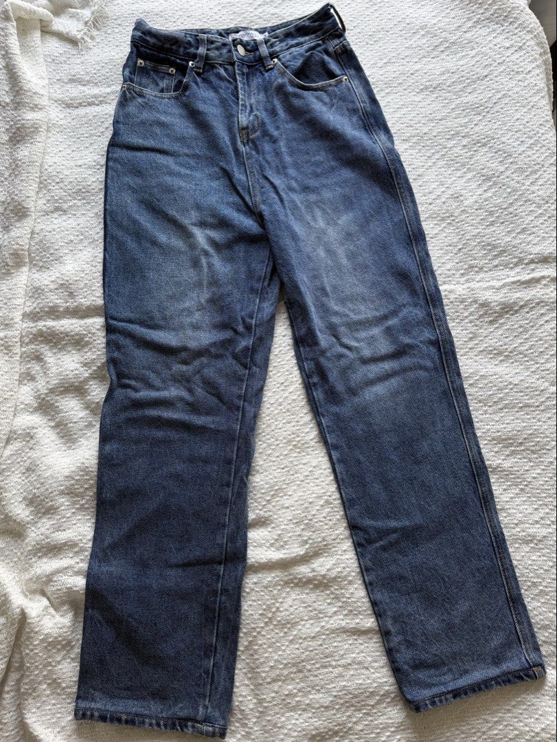Mantou Blue Denim Jeans Size M (Category: Jeans) located in Taguig. Submitted by vrncng (Listing ID 1464621123, Image 2). Description: - Brand: Mantou - Color: Blue Denim - Cut: Straight Leg - Size: Medium (M).