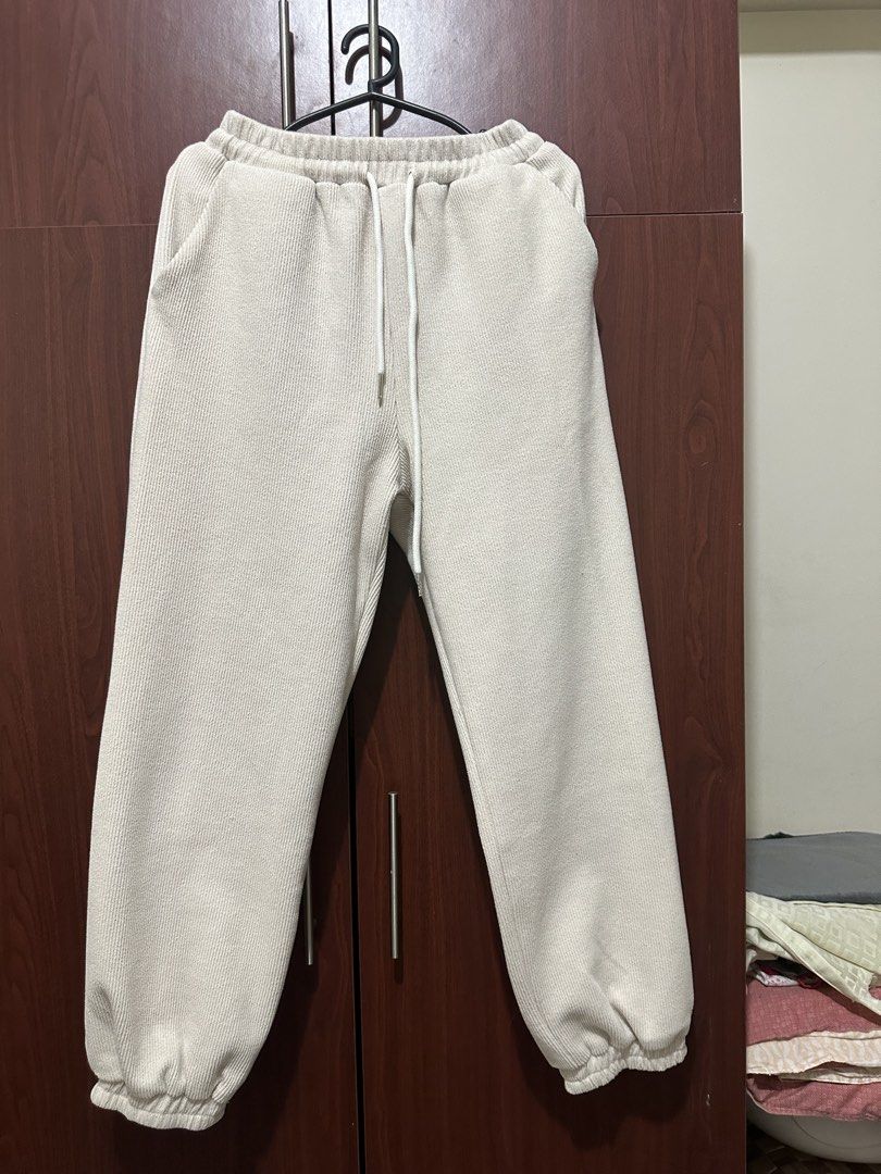Mantou Cream Sweatpants (S-M) Garterized (Category: Other Bottoms) located in Makati City. Submitted by sarrygg (Listing ID 1464689440, Image 2). Description: .