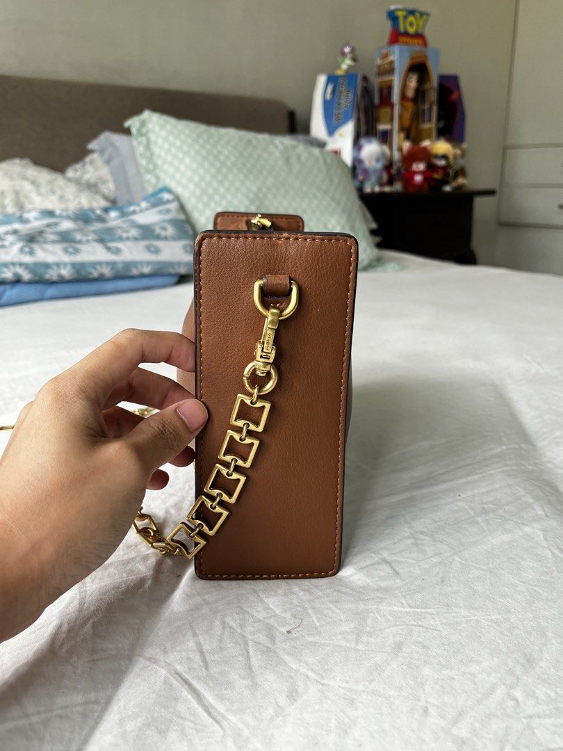 Manu Atelier Leather Clutch (Category: Cross-body Bags) located in Antipolo. Submitted by itsme_ghelsonn (Listing ID 1464612366, Image 2). Description: .