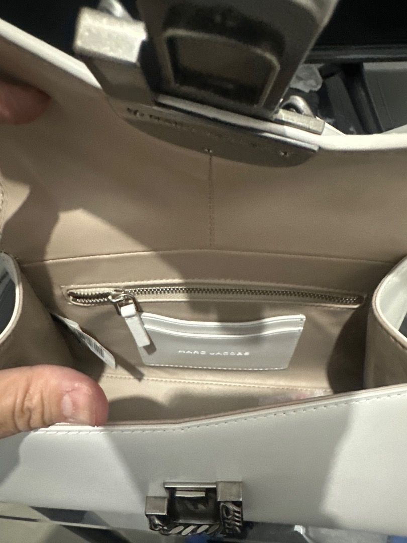 Marc Jacobs original (Category: Shoulder Bags) located in Quezon City. Submitted by fiercefire-c40c (Listing ID 1464667455, Image 3). Description: Original Marc Jacobs used thrice cute shoulder bag.