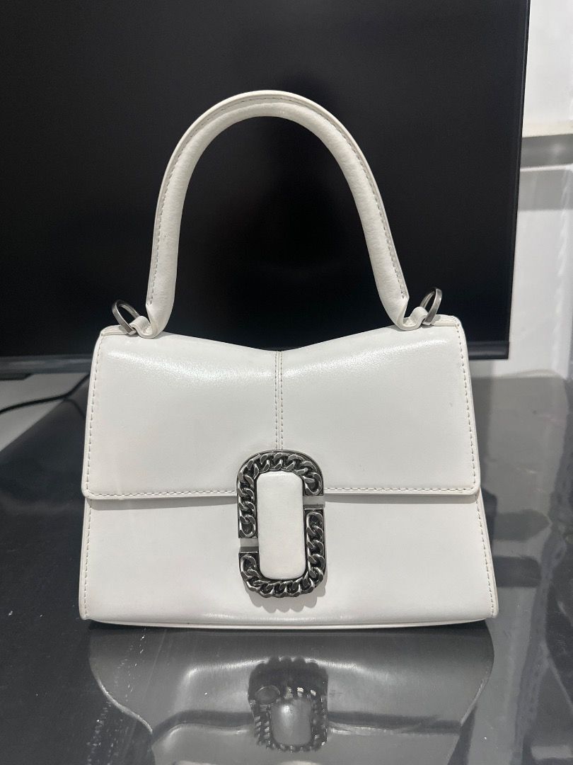 Marc Jacobs original (Category: Shoulder Bags) located in Quezon City. Submitted by fiercefire-c40c (Listing ID 1464667455, Image 1). Description: Original Marc Jacobs used thrice cute shoulder bag.