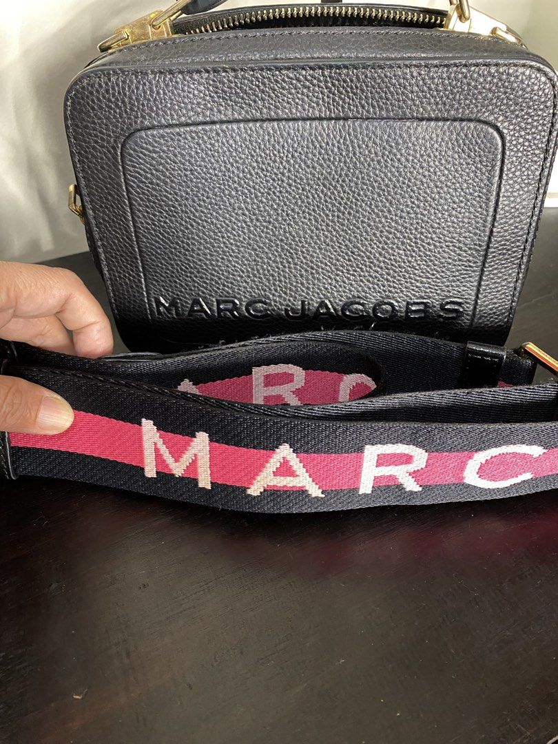 Marc jacobs the box black (Category: Luxury Bags & Wallets) located in Pasig City. Submitted by maricrism68145 (Listing ID 1464736763, Image 2). Description: Originally comes with black sling in heavily used condition sling selling with preloved pink sling .