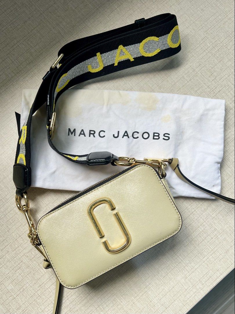 MARC JACOBS THE SNAPSHOT (Category: Clutches) located in Quezon City. Submitted by fromkimwithless (Listing ID 1464743487, Image 1). Description: - Color: Dust multi - Size: small - Material: Cross-grain Saffiano Leather - Includes: strap, dustbag - Purchased: US/2016.