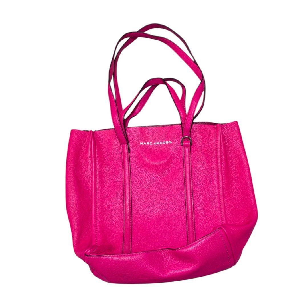 Marc Jacobs The Tag Leather Tote (Category: Shoulder Bags) located in Paranaque City. Submitted by dalle_closet (Listing ID 1464639211, Image 1). Description: original size: 12 x 14 inches genuine leather nice pa ito. check nyo nalang yung lahat ng pics sa details ng bag.