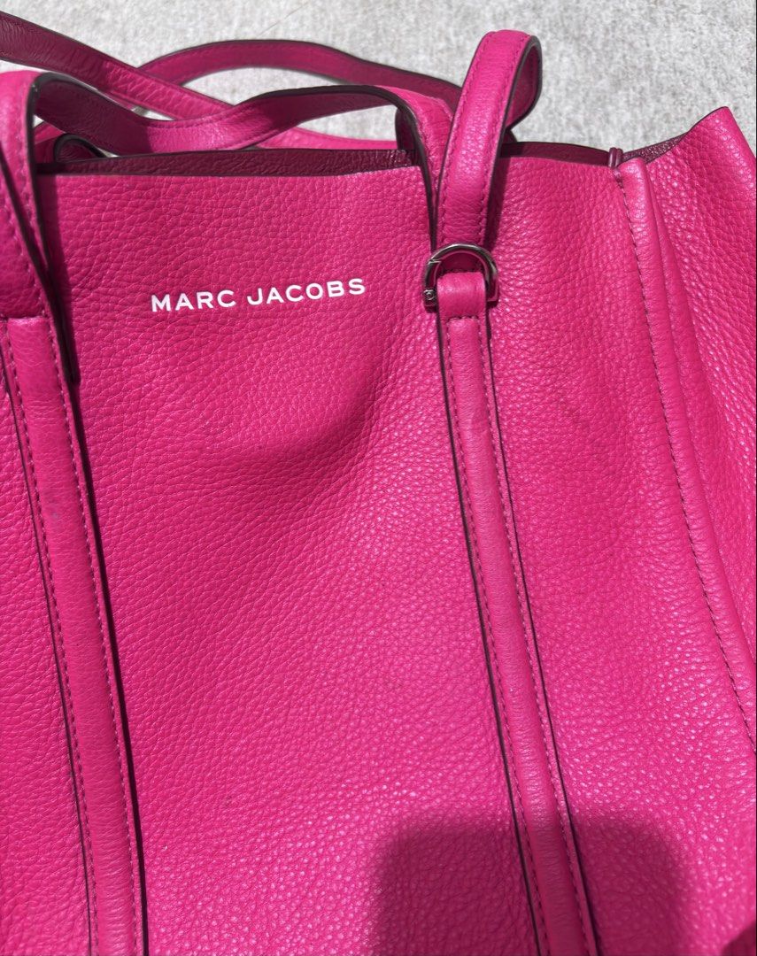 Marc Jacobs The Tag Leather Tote (Category: Shoulder Bags) located in Paranaque City. Submitted by dalle_closet (Listing ID 1464639211, Image 3). Description: original size: 12 x 14 inches genuine leather nice pa ito. check nyo nalang yung lahat ng pics sa details ng bag.