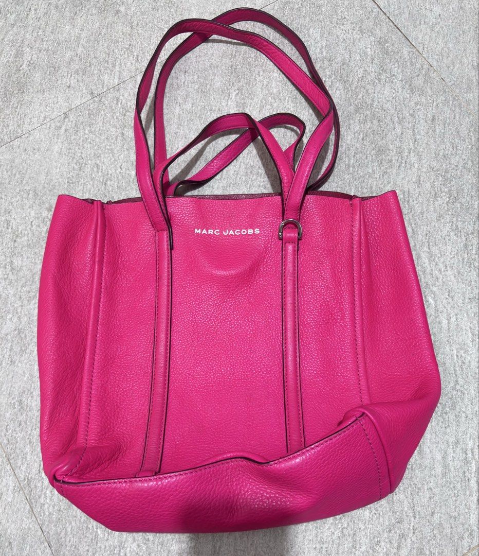 Marc Jacobs The Tag Leather Tote (Category: Shoulder Bags) located in Paranaque City. Submitted by dalle_closet (Listing ID 1464639211, Image 2). Description: original size: 12 x 14 inches genuine leather nice pa ito. check nyo nalang yung lahat ng pics sa details ng bag.