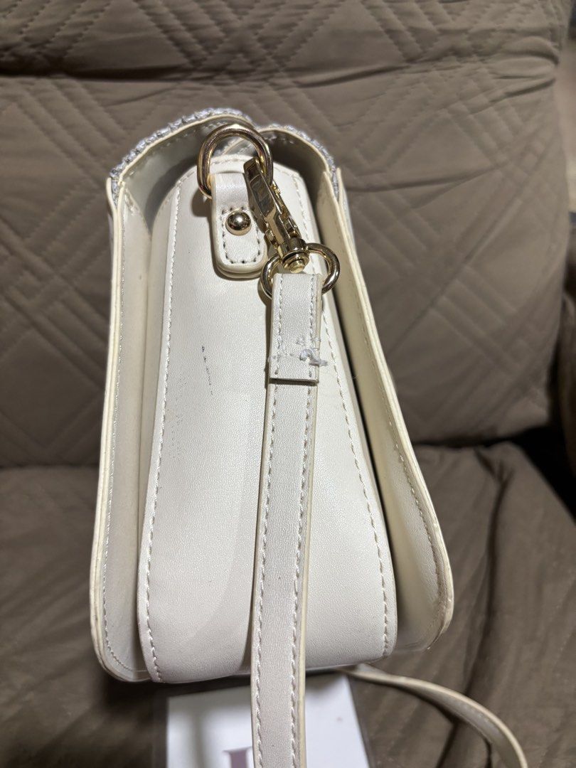 Marie Claire Shoulder Bag (Category: Shoulder Bags) located in Manila. Submitted by purselovemalate (Listing ID 1464668492, Image 3). Description: .