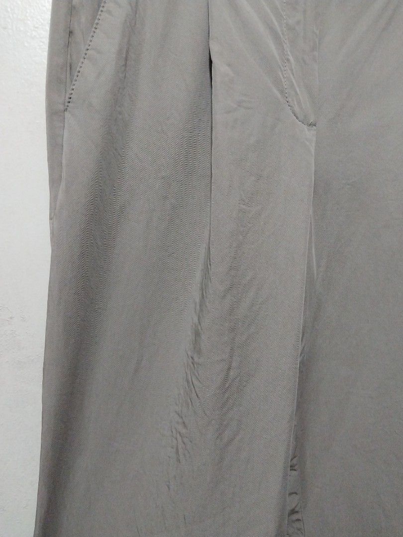 Massimo dutti Khaki trouser pants (Category: Jeans) located in Manila. Submitted by PrinceDani.Clothing (Listing ID 1464625708, Image 2). Description: massimo dutti khaki trouser pants Size 28in waist 36in length excellent condition .