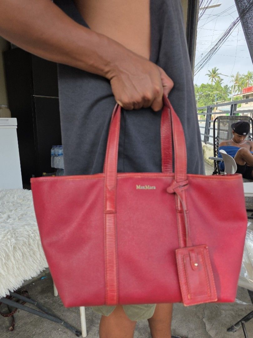 Max Mara Red Leather Tote Bag (Category: Tote Bags) located in Lemery. Submitted by venus23 (Listing ID 1464670038, Image 1). Description: - Genuine red leather tote bag from Max Mara - Interior features a stylish patterned lining - Handles are in good, sturdy condition - Includes a small, detachable leather tag - Ideal for everyday use and carrying essentials - Note: Minor signs of wear on the inside lining.