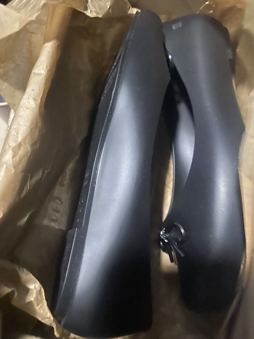 Melissa aura basic black flats (Category: Flats & Sandals) located in Santiago. Submitted by frankielychee (Listing ID 1464711413, Image 3). Description: In good condi Rfs: wrong size Orig price: ₱3,985 Open for meet ups or delivery.