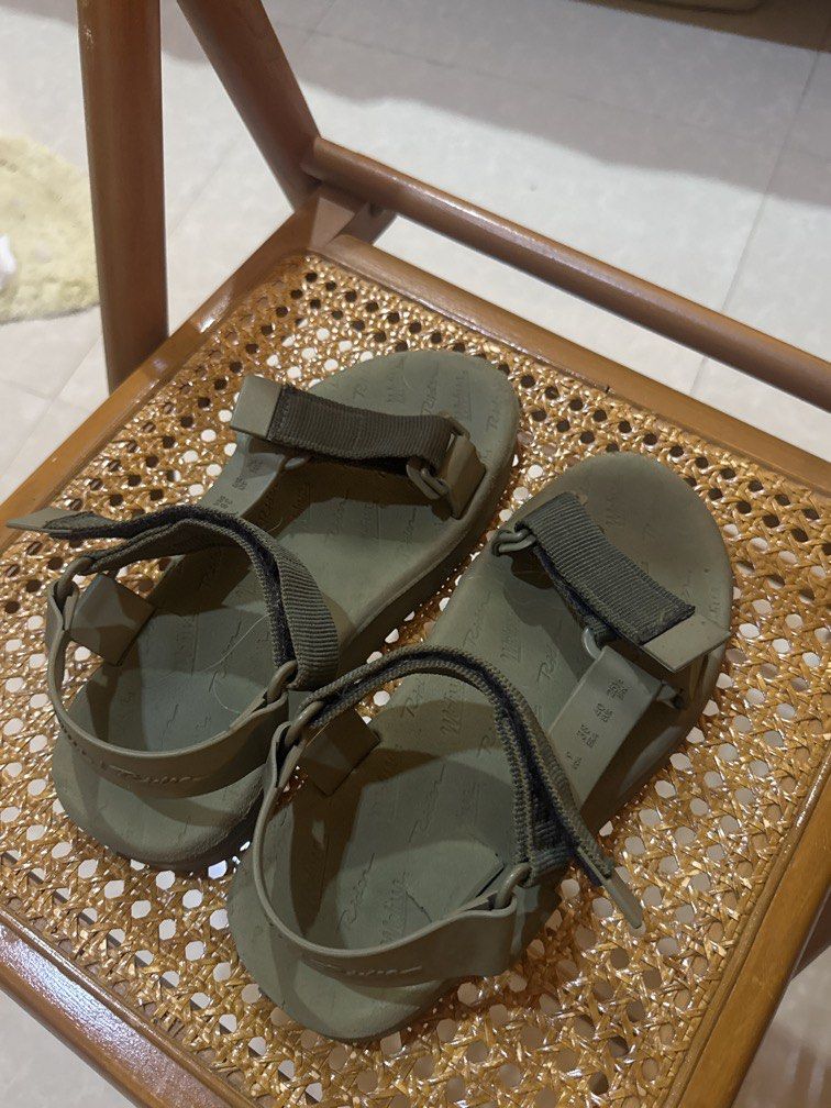 Melissa x Rider in Moss green (Category: Slippers & Slides) located in Manila. Submitted by namiskyumi (Listing ID 1464729398, Image 2). Description: - Melissa x Rider collab - Size 9 US - made in Brazil - Kryz Uy made me buy it in her OG previous vlogs .