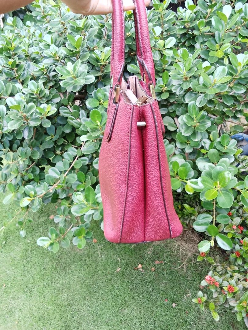 MICHAEL KORS ADELE SATCHEL TWO WAY (Category: Cross-body Bags) located in Vinzons. Submitted by gracecollectionsph09 (Listing ID 1464611926, Image 2). Description: GOOD CONDITION SIGN OF USAGE PAYMENT FIRST BICOL LOC..