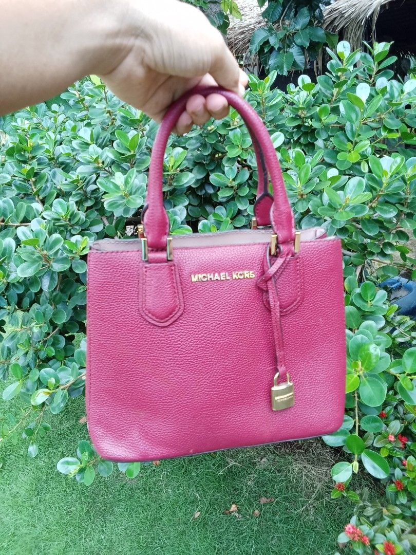 MICHAEL KORS ADELE SATCHEL TWO WAY (Category: Cross-body Bags) located in Vinzons. Submitted by gracecollectionsph09 (Listing ID 1464611926, Image 1). Description: GOOD CONDITION SIGN OF USAGE PAYMENT FIRST BICOL LOC..