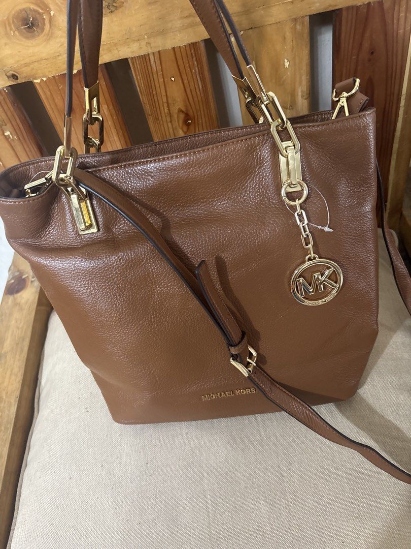 Michael Kors Brown Leather Tote Bag (Category: Tote Bags) located in Famy. Submitted by frenchmacaroon (Listing ID 1464594715, Image 1). Description: - Authentic Michael Kors brown leather tote bag - Elegant gold hardware details - Secure main zippered compartment - Includes a detachable crossbody strap for versatile wear - Spacious interior, ideal for all your essentials - Perfect for everyday use Unused .
