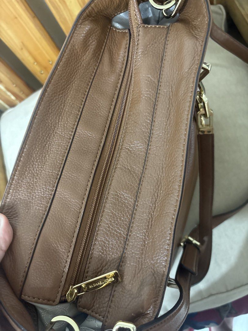 Michael Kors Brown Leather Tote Bag (Category: Tote Bags) located in Famy. Submitted by frenchmacaroon (Listing ID 1464594715, Image 3). Description: - Authentic Michael Kors brown leather tote bag - Elegant gold hardware details - Secure main zippered compartment - Includes a detachable crossbody strap for versatile wear - Spacious interior, ideal for all your essentials - Perfect for everyday use Unused .