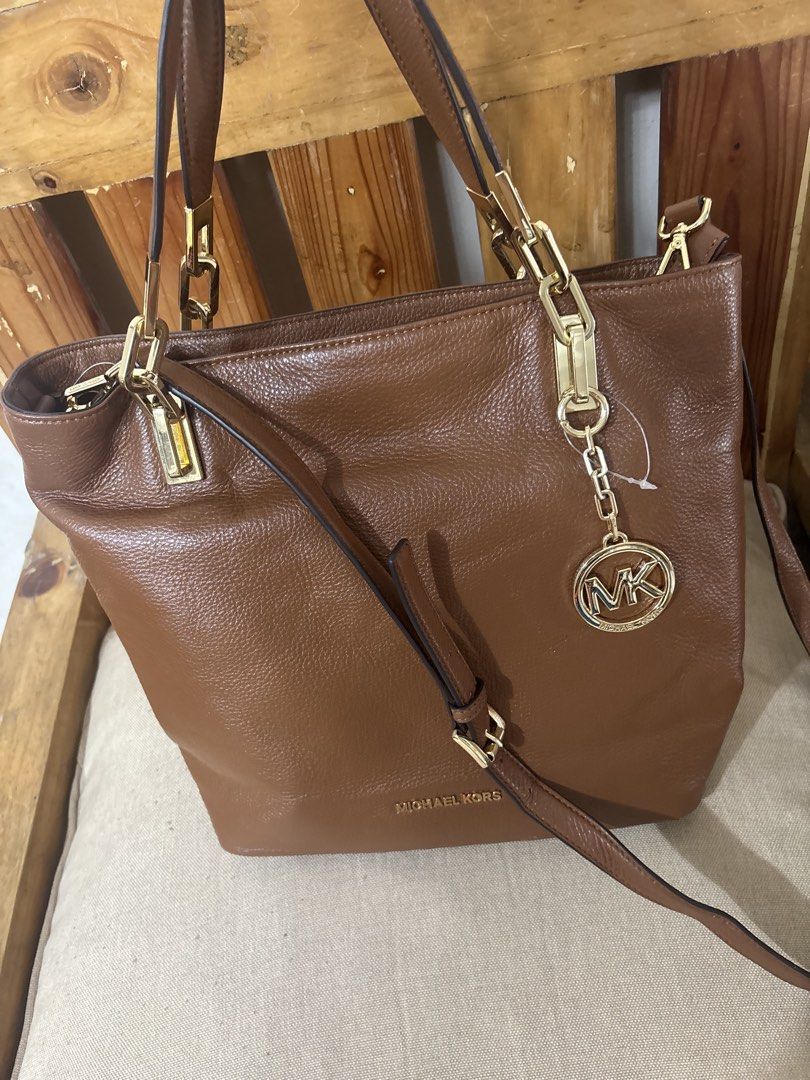 Michael Kors Brown Leather Tote Bag (Category: Tote Bags) located in Famy. Submitted by frenchmacaroon (Listing ID 1464594715, Image 2). Description: - Authentic Michael Kors brown leather tote bag - Elegant gold hardware details - Secure main zippered compartment - Includes a detachable crossbody strap for versatile wear - Spacious interior, ideal for all your essentials - Perfect for everyday use Unused .