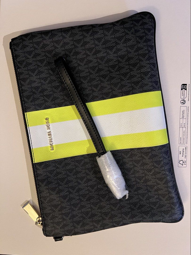 Michael kors clutch leather (Category: Luxury Bags & Wallets) located in Manila. Submitted by benta_co (Listing ID 1464595406, Image 1). Description: 100% Original with complete inclusions Available on hand.