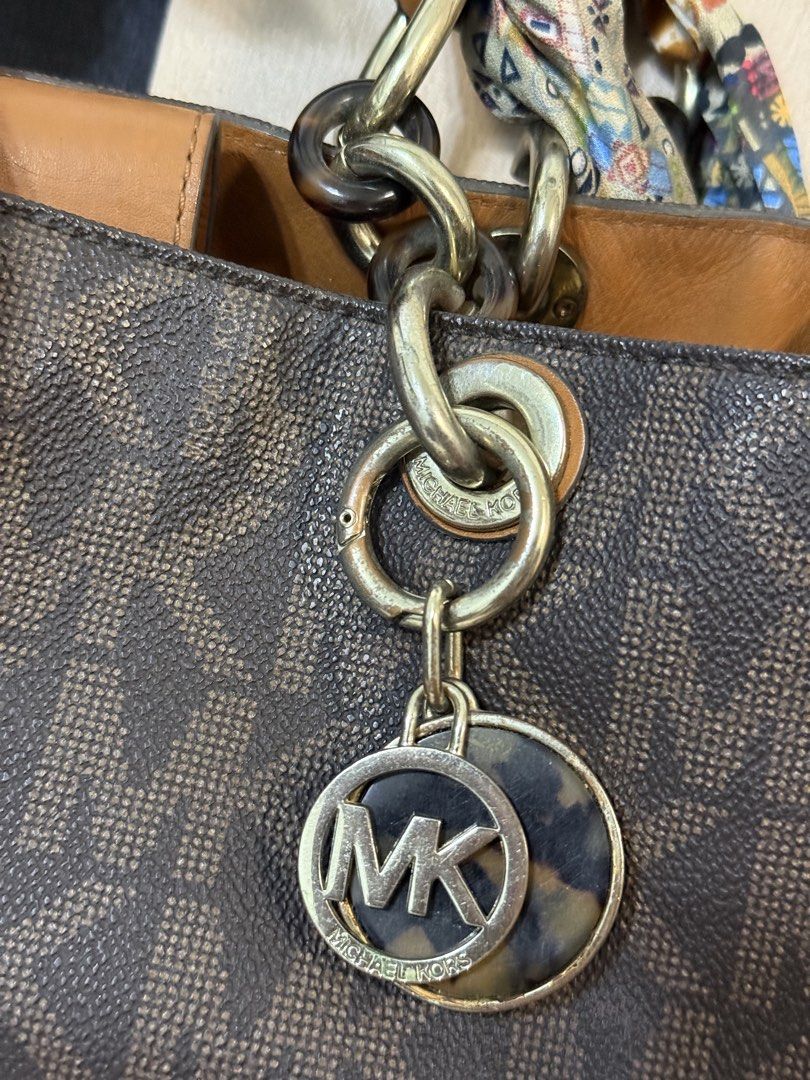 Michael Kors Cynthia Satchel (Category: Tote Bags) located in Cavite. Submitted by genshop2019 (Listing ID 1464730323, Image 3). Description: - Authentic Brown Michael Kors Tote Bag • With signs of use • Minor issue on the rubber lining (covered with a twilly) • Stain inside Still very functional and stylish perfect for daily use..