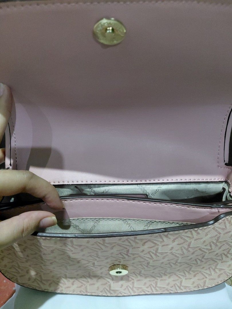 Michael Kors Empire Chain Strap Bag (Category: Luxury Bags & Wallets) located in Manila. Submitted by alyyyy567 (Listing ID 1464638867, Image 2). Description: Brand new, never been used. Bought in US 📌pm me for more details and photos of the bag.