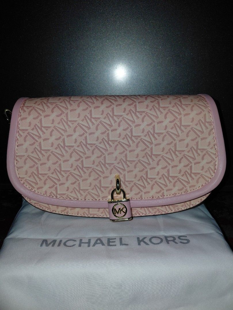 Michael Kors Empire Chain Strap Bag (Category: Luxury Bags & Wallets) located in Manila. Submitted by alyyyy567 (Listing ID 1464638867, Image 1). Description: Brand new, never been used. Bought in US 📌pm me for more details and photos of the bag.