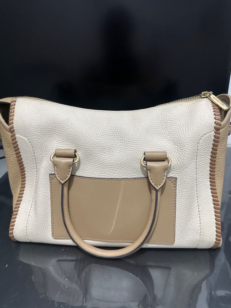 Michael Kors orginal (Category: Cross-body Bags) located in Quezon City. Submitted by fiercefire-c40c (Listing ID 1464653332, Image 1). Description: Original Michael Kors Used with minor scratch .