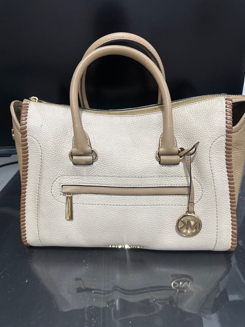 Michael Kors orginal (Category: Cross-body Bags) located in Quezon City. Submitted by fiercefire-c40c (Listing ID 1464653332, Image 2). Description: Original Michael Kors Used with minor scratch .