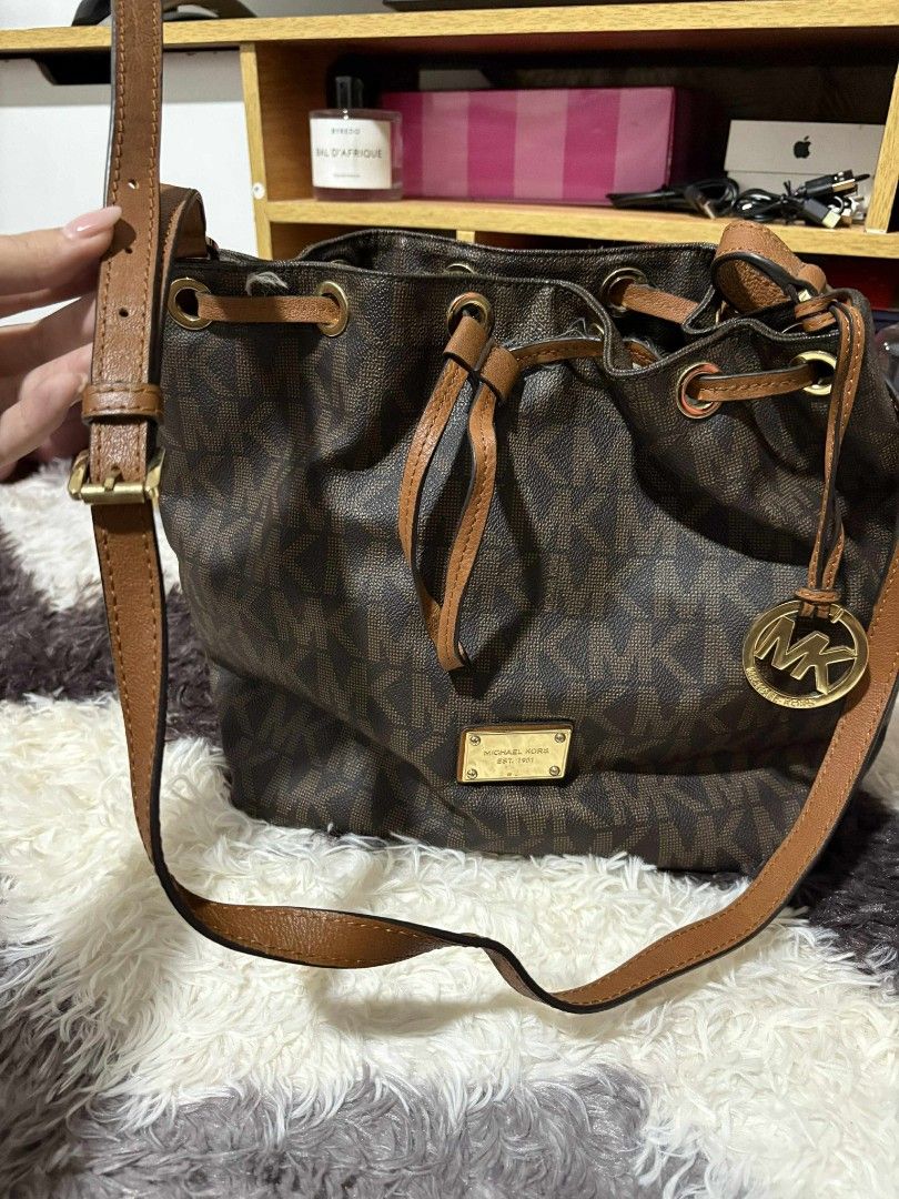 Michael Kors trimmed monogram bucket bag (Category: Cross-body Bags) located in Manila. Submitted by naiahrdhani11 (Listing ID 1464731866, Image 2). Description: well used mk bucket bag.