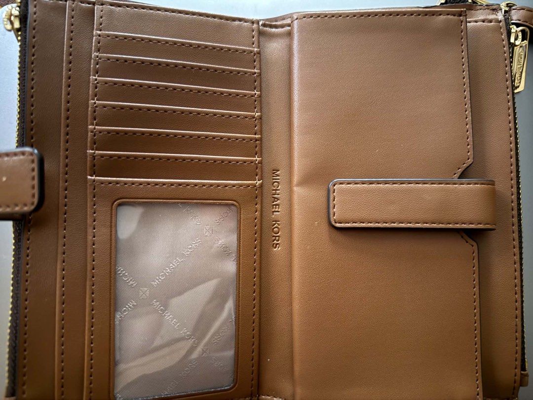 MICHAEL KORS WALLET (Category: Wallets & Card holders) located in Manila. Submitted by citygirl_08 (Listing ID 1464632419, Image 2). Description: Negotiable! Never been used Brown with Gold hardware Dm for more pics .