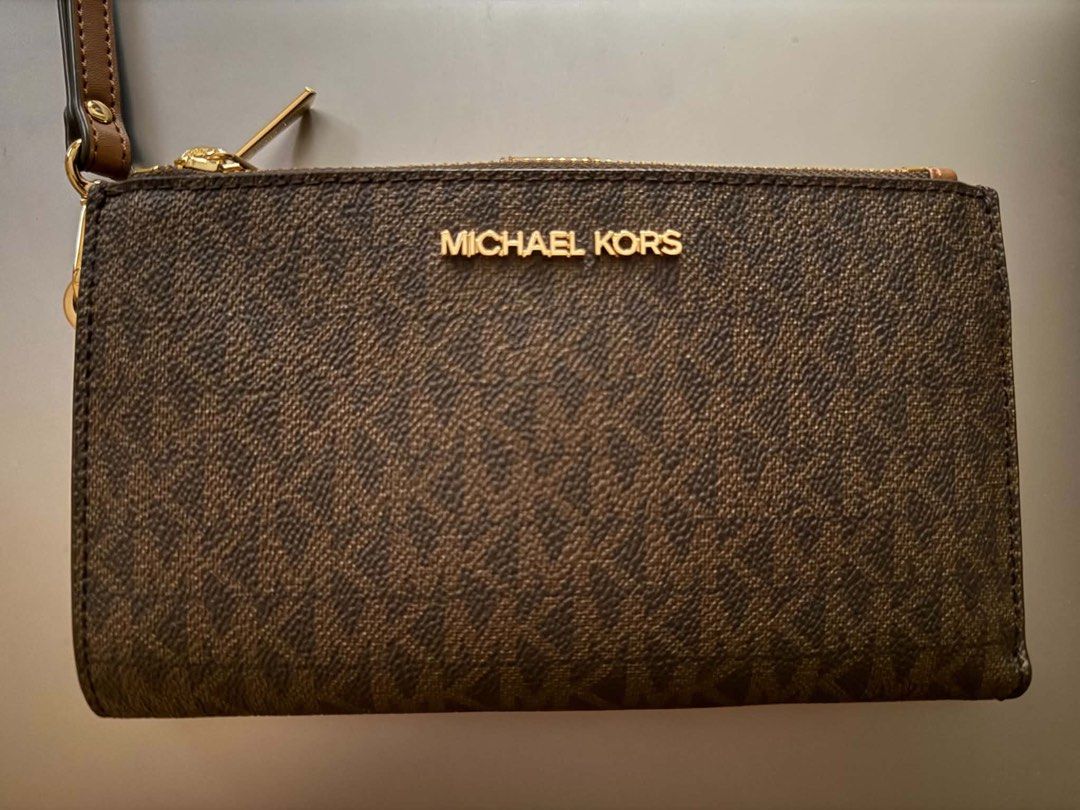 MICHAEL KORS WALLET (Category: Wallets & Card holders) located in Manila. Submitted by citygirl_08 (Listing ID 1464632419, Image 1). Description: Negotiable! Never been used Brown with Gold hardware Dm for more pics .