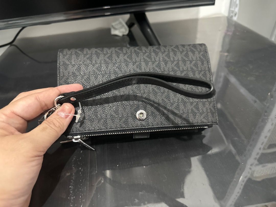 Michael Kors Wallet (Category: Wallets & Card holders) located in Quezon City. Submitted by fiercefire-c40c (Listing ID 1464665989, Image 3). Description: Brand new tags attached .