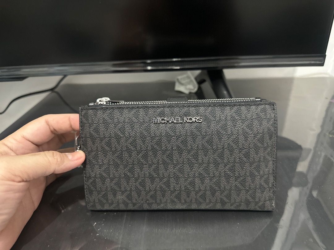 Michael Kors Wallet (Category: Wallets & Card holders) located in Quezon City. Submitted by fiercefire-c40c (Listing ID 1464665989, Image 1). Description: Brand new tags attached .