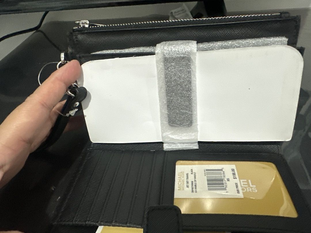 Michael Kors Wallet (Category: Wallets & Card holders) located in Quezon City. Submitted by fiercefire-c40c (Listing ID 1464665989, Image 2). Description: Brand new tags attached .