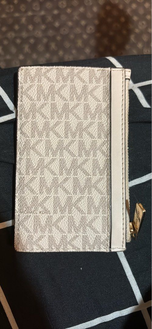 Michael Kors Wallet (Category: Luxury Bags & Wallets) located in Cagayan de Oro. Submitted by suta.__.ph (Listing ID 1464755034, Image 2). Description: only used twice.