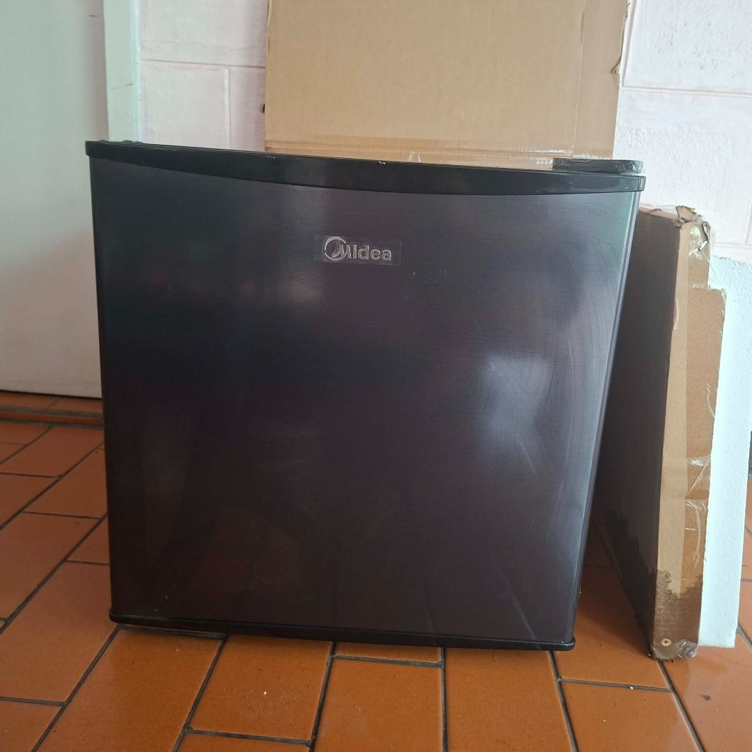 MIDEA Mini Refrigerator (Category: Refrigerators and Freezers) located in Manila. Submitted by ic_itsme (Listing ID 1464677684, Image 1). Description: OG price: PHP 6595 Rfs: planning to move out of my dorm soon Issues: none Note: lost the warranty but has been used for 2.5 years and still good MOP: gotyme/maya/gcash/maribank.