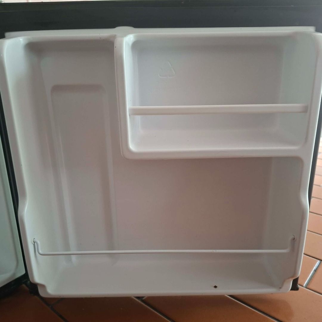 MIDEA Mini Refrigerator (Category: Refrigerators and Freezers) located in Manila. Submitted by ic_itsme (Listing ID 1464677684, Image 3). Description: OG price: PHP 6595 Rfs: planning to move out of my dorm soon Issues: none Note: lost the warranty but has been used for 2.5 years and still good MOP: gotyme/maya/gcash/maribank.