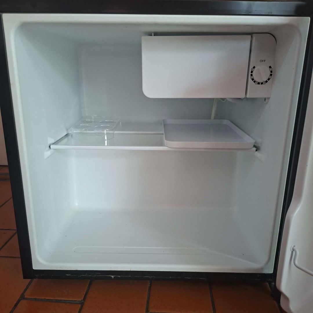MIDEA Mini Refrigerator (Category: Refrigerators and Freezers) located in Manila. Submitted by ic_itsme (Listing ID 1464677684, Image 2). Description: OG price: PHP 6595 Rfs: planning to move out of my dorm soon Issues: none Note: lost the warranty but has been used for 2.5 years and still good MOP: gotyme/maya/gcash/maribank.