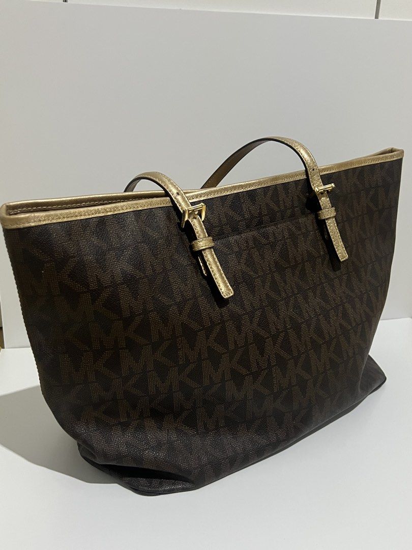 Mk tote bag (Category: Luxury Bags & Wallets) located in Manila. Submitted by avelineco (Listing ID 1464729679, Image 3). Description: Good as new with minimal signs of usage.