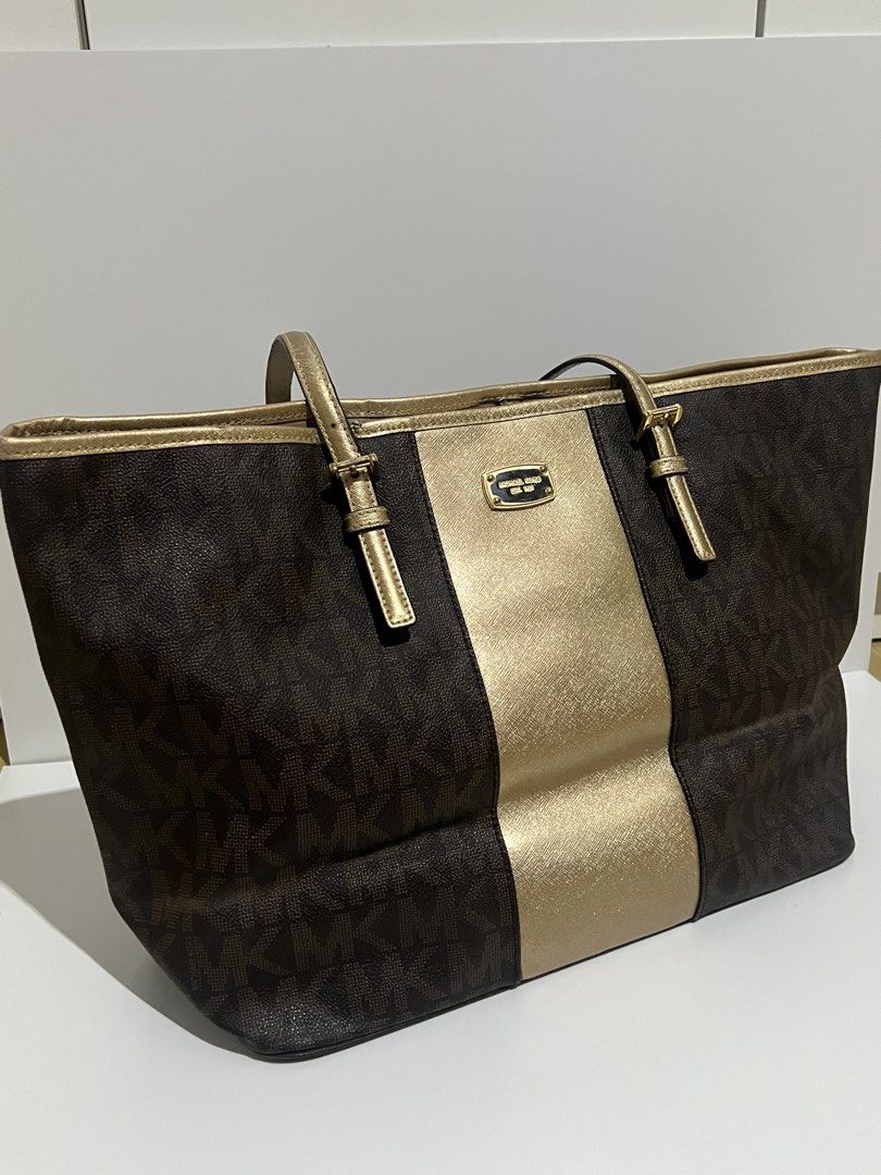 Mk tote bag (Category: Luxury Bags & Wallets) located in Manila. Submitted by avelineco (Listing ID 1464729679, Image 1). Description: Good as new with minimal signs of usage.