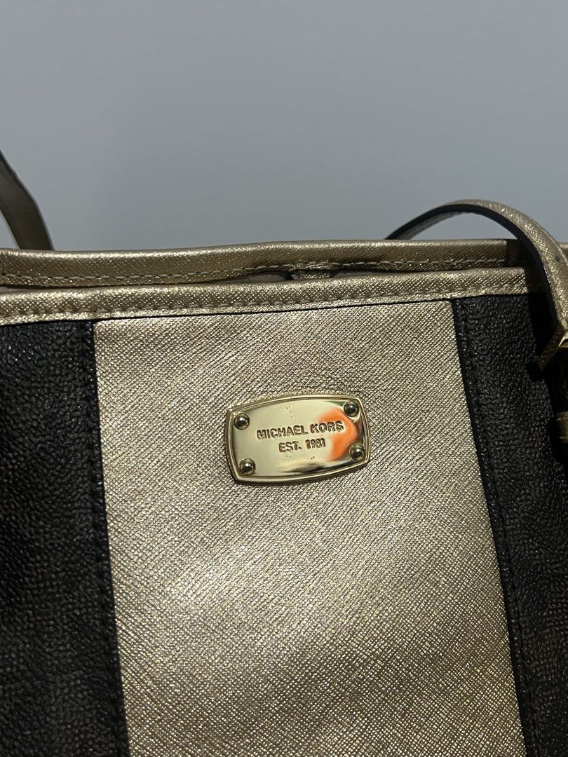 Mk tote bag (Category: Luxury Bags & Wallets) located in Manila. Submitted by avelineco (Listing ID 1464729679, Image 2). Description: Good as new with minimal signs of usage.