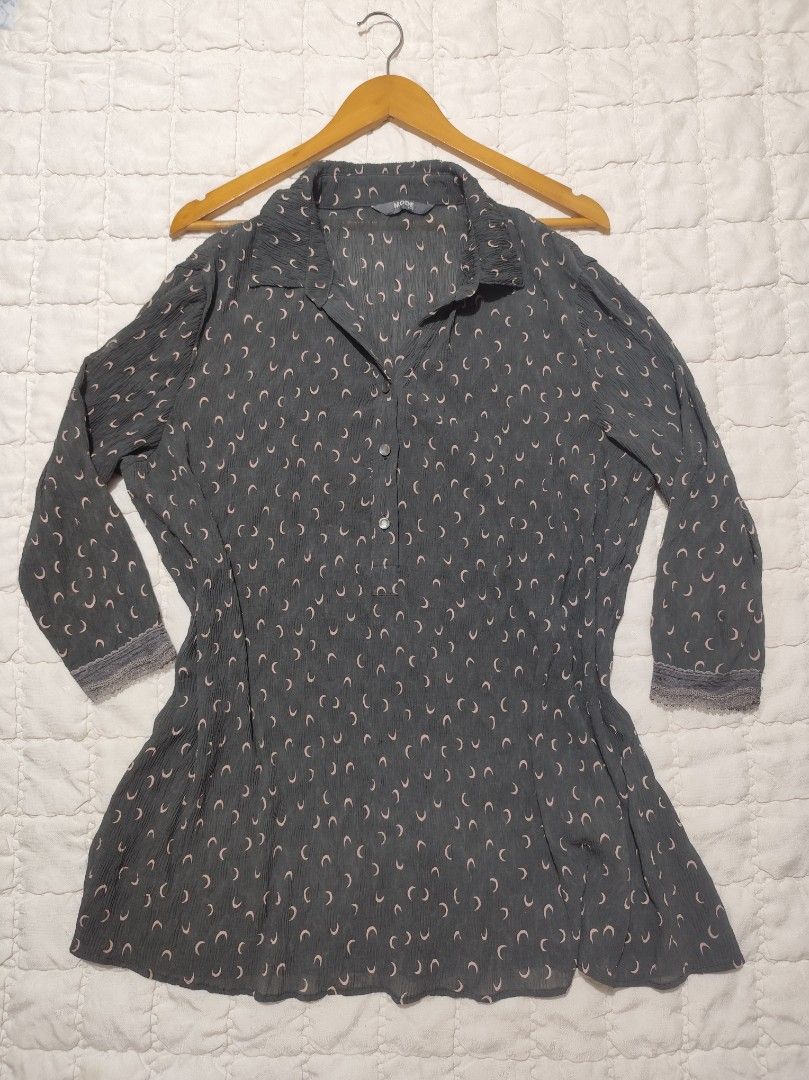 Mode Eye Moon Print Button Up Blouse (Category: Blouses) located in Bacolod City. Submitted by dearicawho.56 (Listing ID 1464712702, Image 1). Description: - Color: Dark Grey - Design: All-over crescent moon print - Material: Lightweight textured fabric - Details: Front button-down, collar neckline - Fit: Relaxed fit 🧾Mode of payment: 💙Gcash 💚GoTyme 🖤Maya 📍 Bacolod City. Negros Occidental .