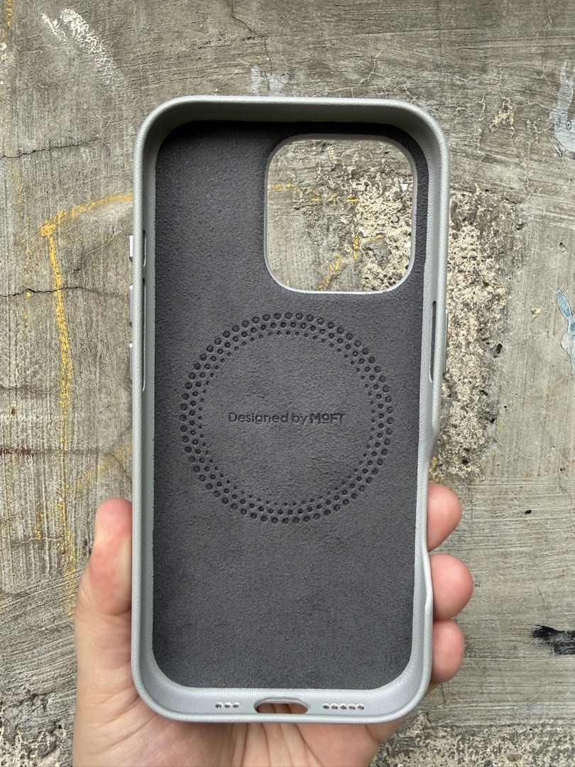 MOFT SNAP CASE - iPhone 16 Pro (Category: Cases & Sleeves) located in Pateros City. Submitted by murelss (Listing ID 1464631519, Image 3). Description: MOFT Snap Case for iPhone 16 Pro - Misty Cove Has a dent at the top of the case as shown in photo.