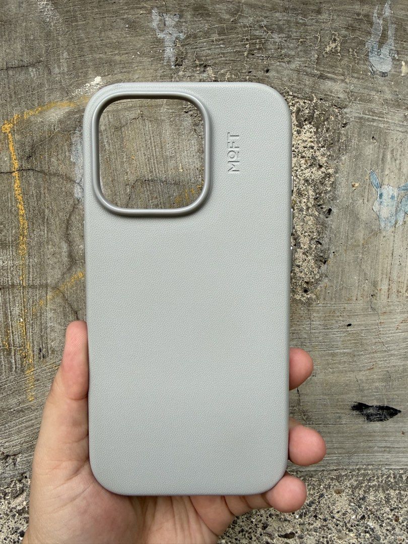 MOFT SNAP CASE - iPhone 16 Pro (Category: Cases & Sleeves) located in Pateros City. Submitted by murelss (Listing ID 1464631519, Image 2). Description: MOFT Snap Case for iPhone 16 Pro - Misty Cove Has a dent at the top of the case as shown in photo.