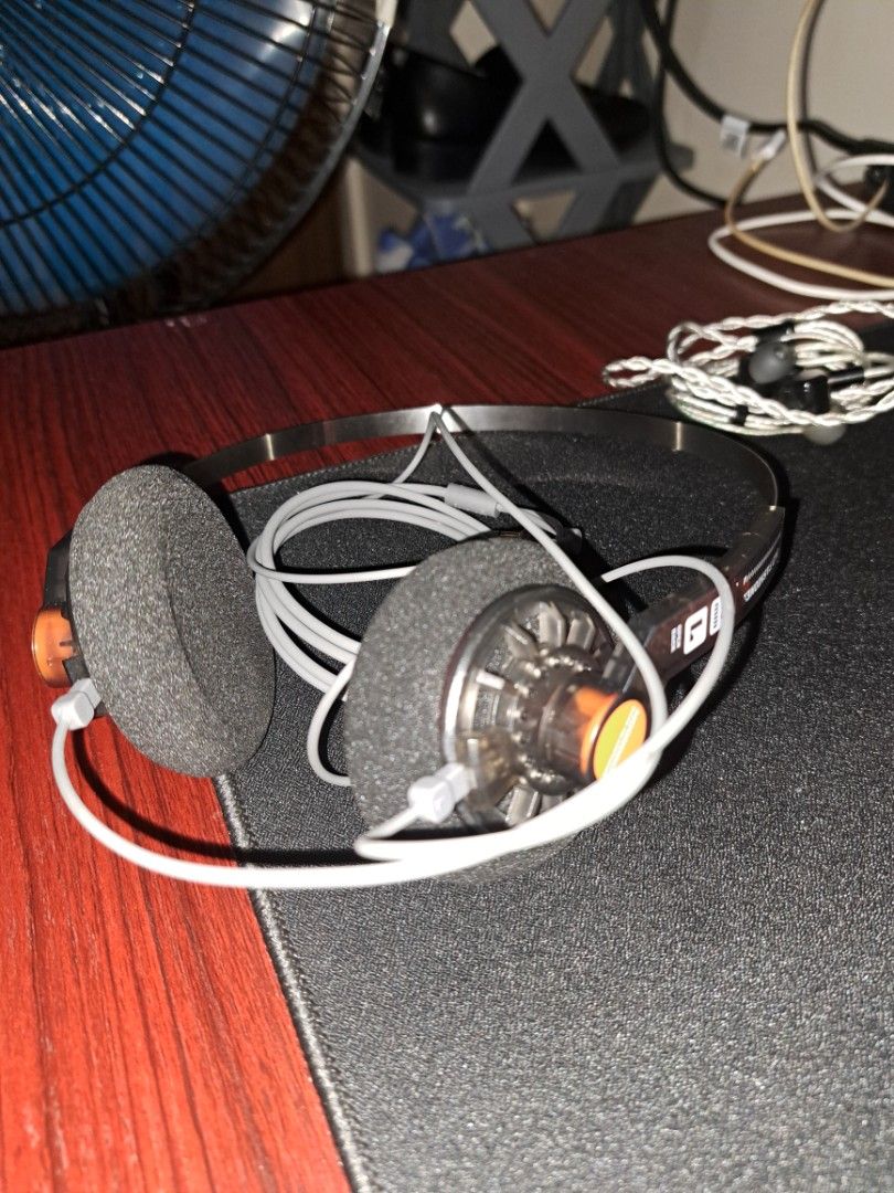Moonrop Old Fashioned (Category: Headphones & Headsets) located in Manila. Submitted by cheskanico33550 (Listing ID 1464590151, Image 2). Description: original price is 1499 pesos the headphone case is also included meet up around ust or sampaloc mode of delivery: lalamove.