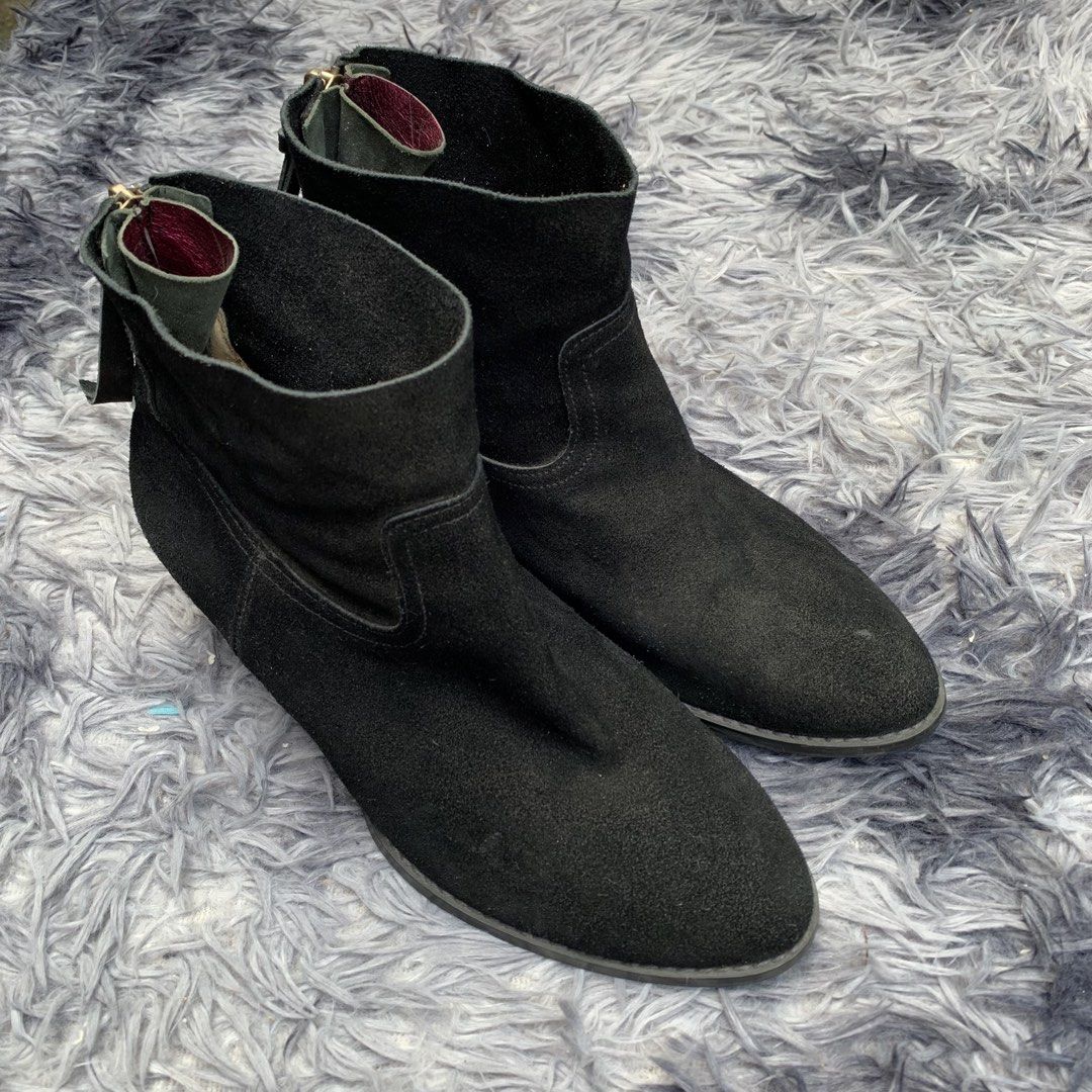 00s Morgan Black Suede Back Zip Ankle Boots (Category: Boots) located in Sindangan. Submitted by holy_thrift (Listing ID 1464582110, Image 1). Description: - 00s Morgan Black Suede Back Zip Ankle Boots - Size 7 US - Issue / na sa pic na lahat ng deta , ang 10 pic is leather nya sa luob at minimal issue send ko nalang at need wash - free shipping.